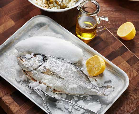 Dorade in Salzkruste mit Olivenreis