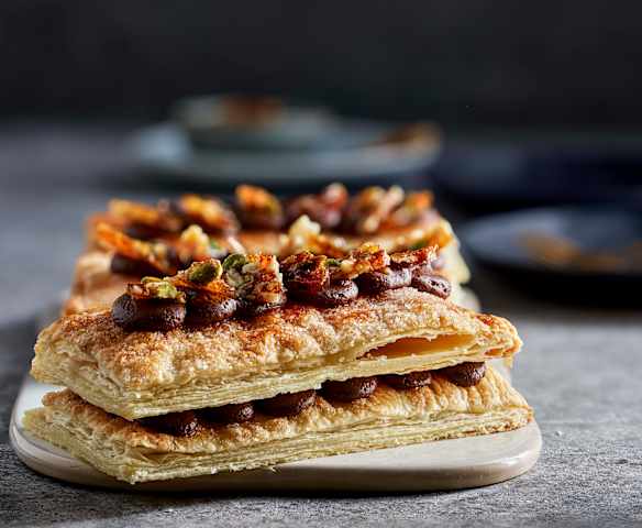 Millefeuille (ciasto tysiąca płatków) z kremem czekoladowym i orzechami w karmelu Millefeuille (ciasto tysiąca płatków) z kremem czekoladowym i orzechami w karmelu