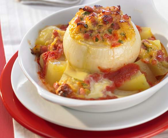 Gefüllte Zwiebeln mit Schinken und Kartoffeln