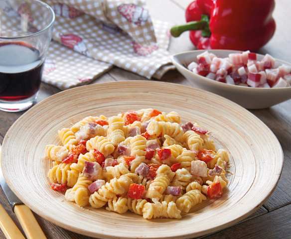Fusilli ai peperoni e pancetta Fusilli ai peperoni e pancetta