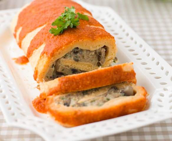 Torta de atum e cogumelos com molho de tomate