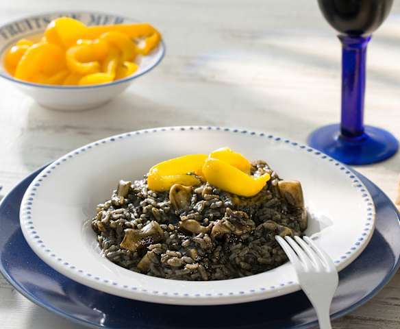 Arroz meloso negro de sepia con pimientos amarillos