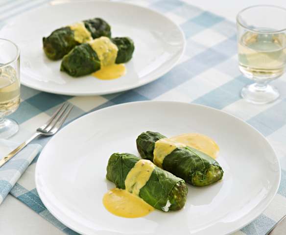 Rollos de acelga con merluza para dos