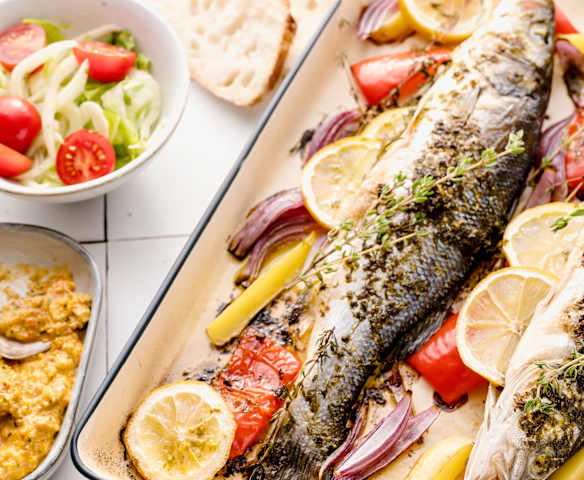 Lubina al horno al estilo italiano con dip de pimientos asados y ensalada de hinojo Lubina al horno al estilo italiano con dip de pimientos asados y ensalada de hinojo