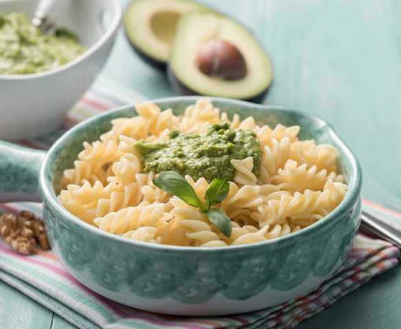 Pasta con pesto de aguacate y nueces