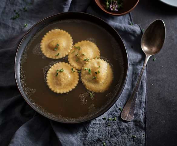 Raviolis de calabaza asada y ricota en caldo de cordero en cocción lenta TM6