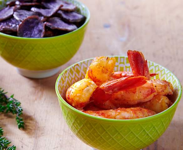 Gamberoni con chips di patate viola e timo