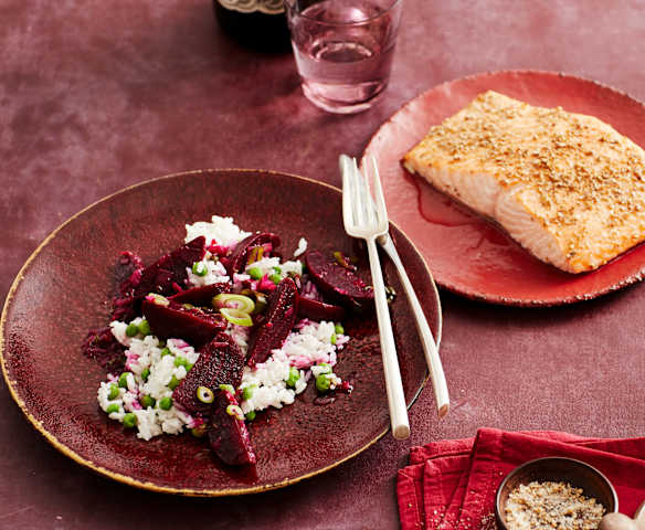 Erbsen-Reis-Salat mit Rote Bete und Koriander-Lachs