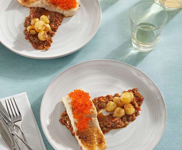 Perca gratinada en cama de verduras con huevas de trucha para dos