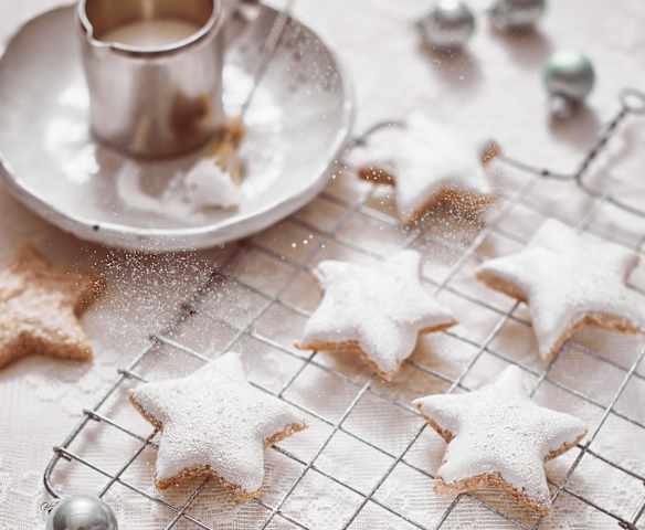 Kardamomsterne mit Silberschimmer