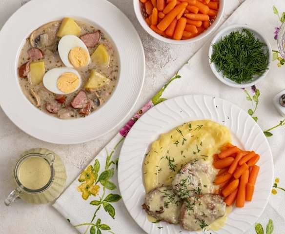 Żurek z pieczarkami; Polędwiczki w sosie chrzanowym z purée ziemniaczanym i glazurowanymi marchewkami