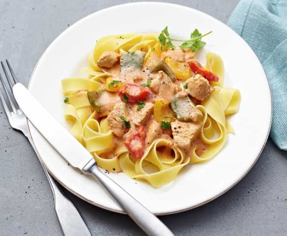 Paprika-Hähnchen-Geschnetzeltes zu Bandnudeln