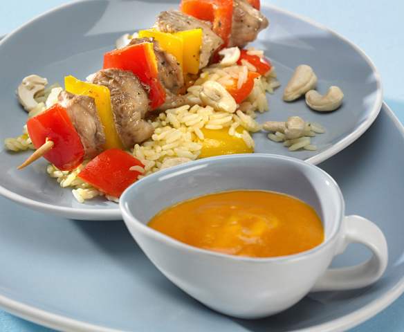 Puten-Schaschlik mit Reis und Gemüsesauce Puten-Schaschlik mit Reis und Gemüsesauce