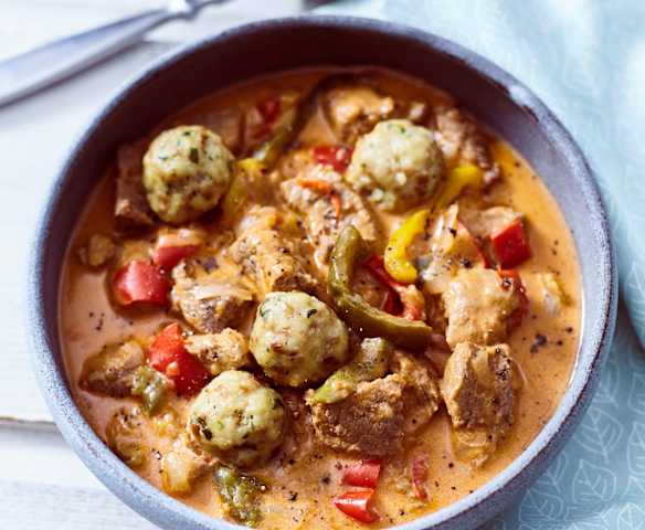 Gulaschsuppe mit Laugenbällchen