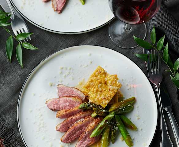 Entenbrust mit grünem Spargel und Polenta