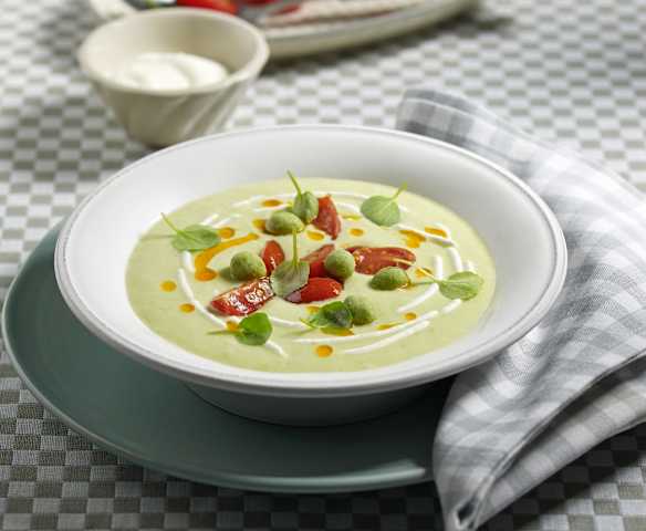 Kalte Avocadosuppe mit gebratenen Tomaten Kalte Avocadosuppe mit gebratenen Tomaten