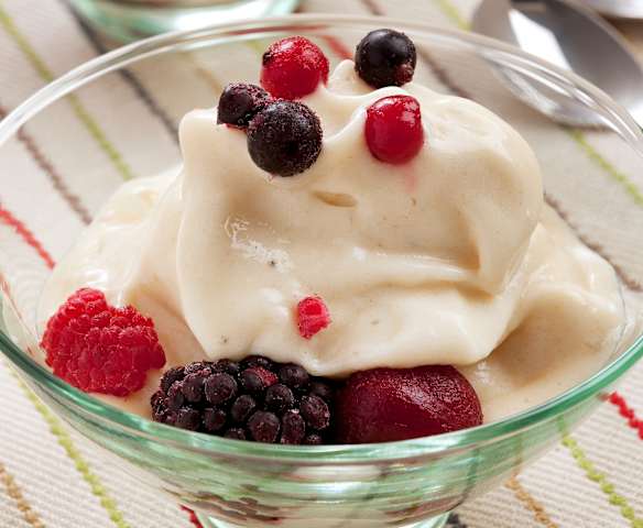 Copa helada de pera y plátano con frutos rojos