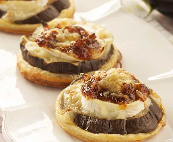 Tartine di melanzana con formaggio e cipolla caramellata