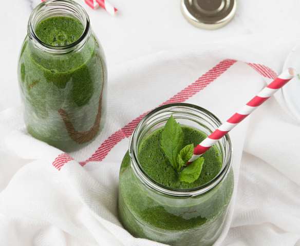 Smoothie z jarmużem, młodą pszenicą i daktylami Smoothie z jarmużem, młodą pszenicą i daktylami