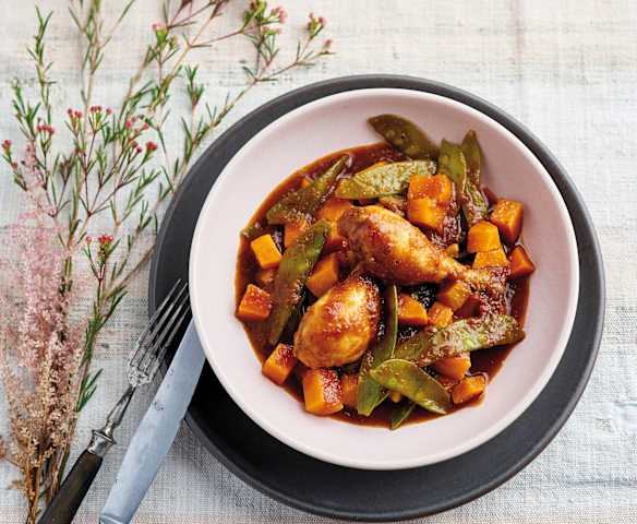 Frango guisado com batata-doce e ervilha