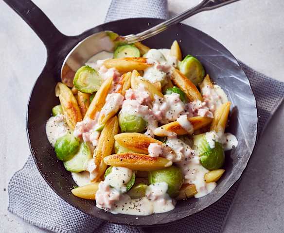 Rosenkohl-Schupfnudeln mit Schinken-Käse-Sauce
