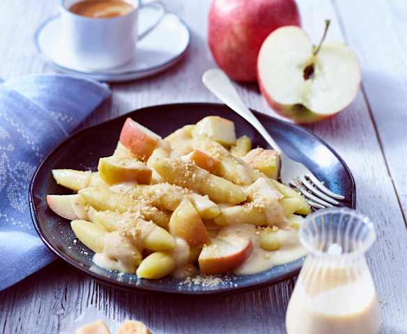 Schupfnudeln mit Karamellsauce und Äpfeln