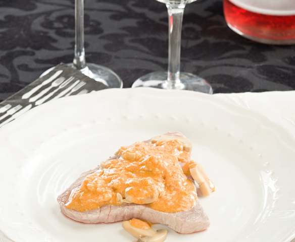Filete de atún con champiñones en salsa de lambrusco para dos