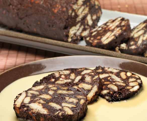 Salame di cioccolato in crema inglese Salame di cioccolato in crema inglese