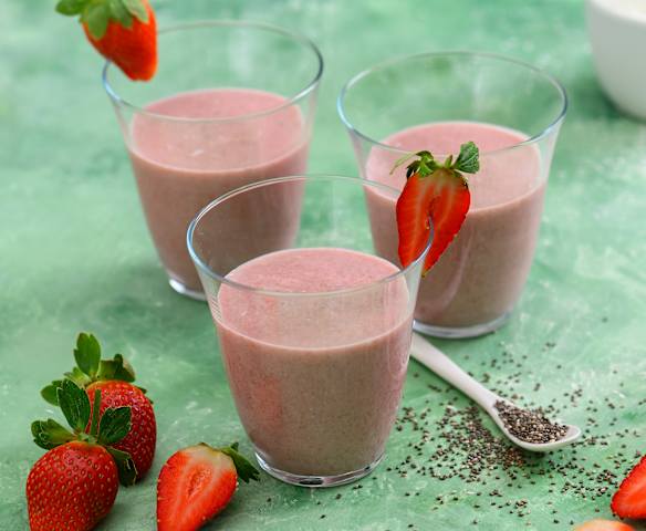 Smoothie de fresas, yogur de soja, semillas de chía y coco