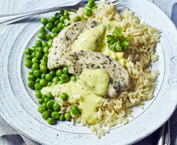 Hähnchen mit Erbsen, Reis und Kräutersauce