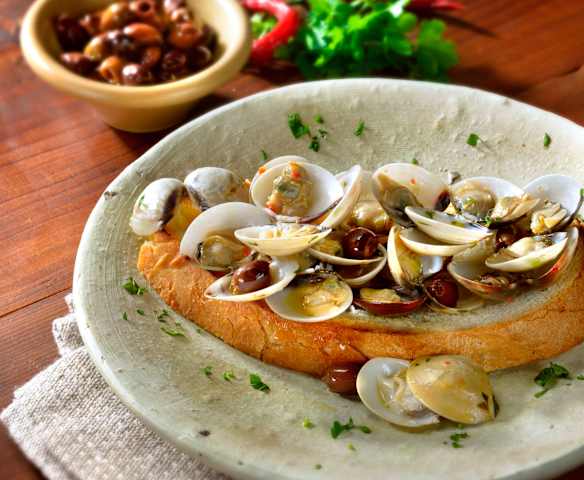 Vongole veraci su crostoni di pane