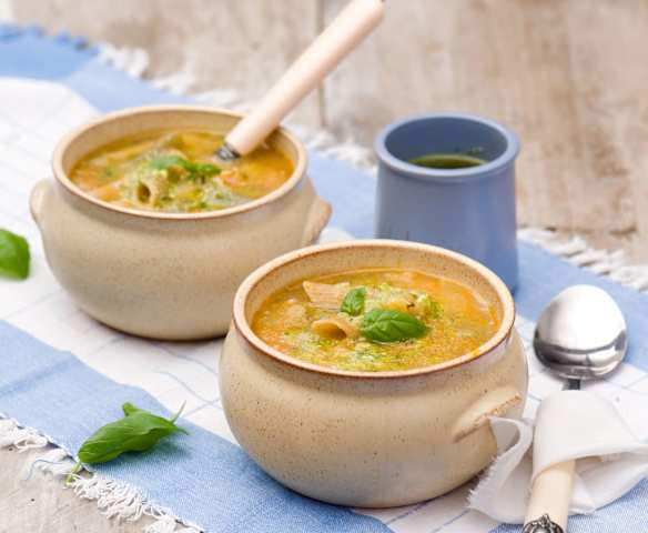 Prowansalska zupa warzywna z domowym pesto