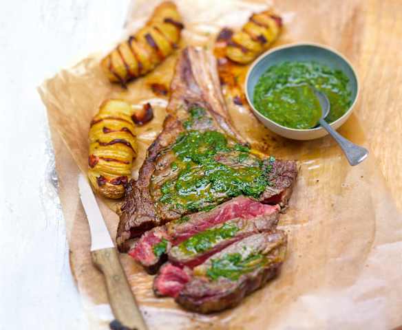 Côte de bœuf, sauce chimichurri, pommes en éventail