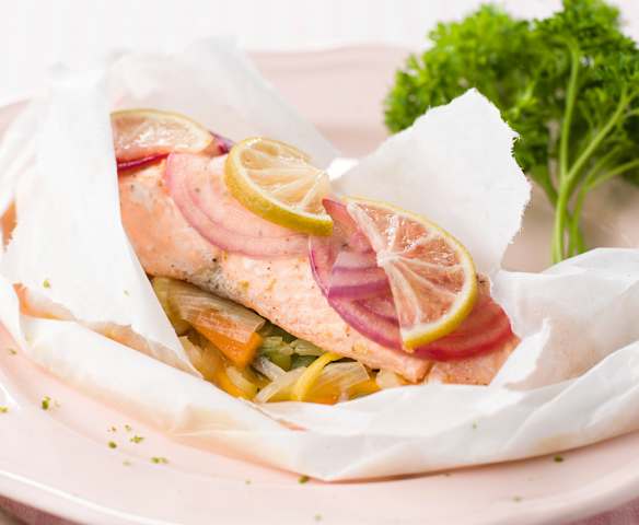 Salmão em papelote com legumes em juliana