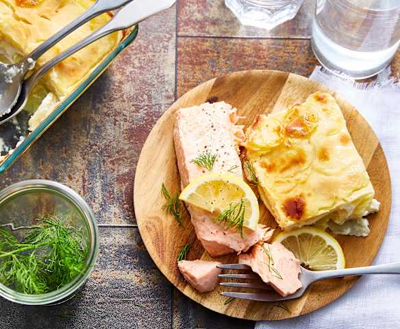 Salmão em sous-vide com gratinado de batata e bolbo de aipo Salmão em sous-vide com gratinado de batata e bolbo de aipo