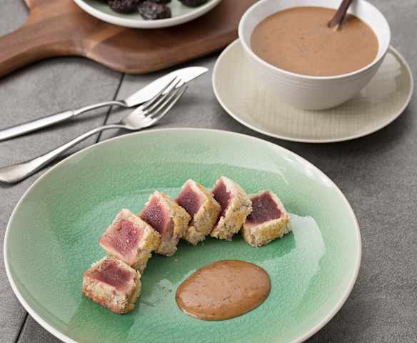 Atún crujiente con salsa de ciruelas al moscatel