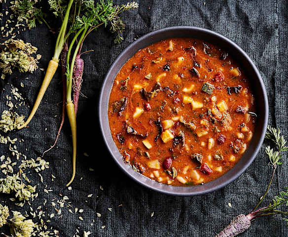 Sopa de tomate, feijão e acelgas