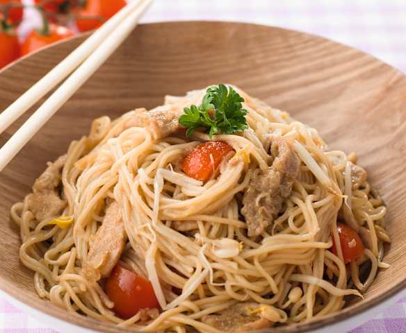 Noodles com tirinhas de porco