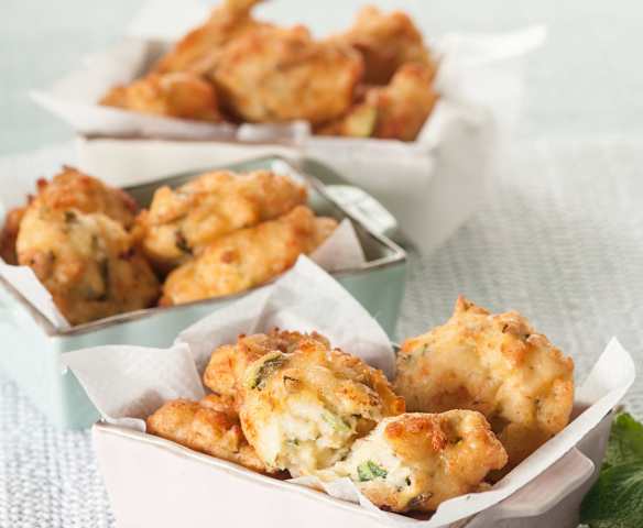 Buñuelos de calabacín, queso feta y menta