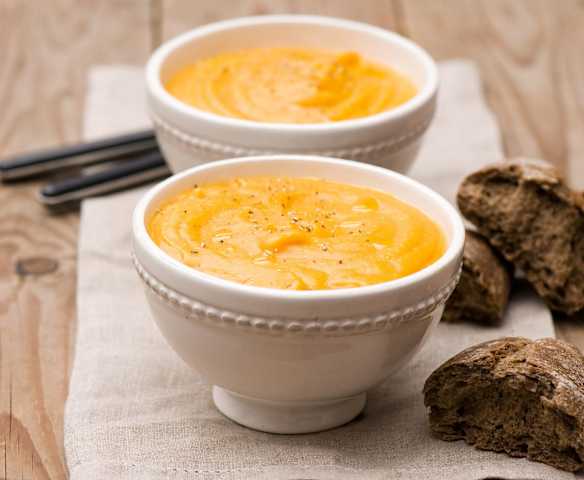 Kremowa zupa batatowo-pomarańczowa
