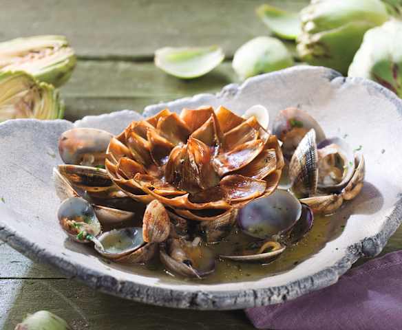 Flor de alcachofas confitadas con almejas en salsa verde Flor de alcachofas confitadas con almejas en salsa verde