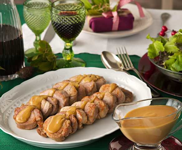 Medallones de solomillo de cerdo flambeado y salsa de turrón