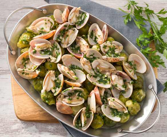 Coles de Bruselas con almejas en salsa verde