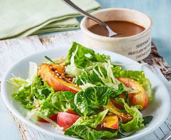 Ensalada de durazno a la plancha con aderezo de miel y mostaza