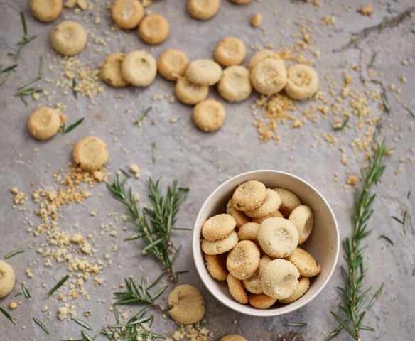 Areias de queijo e alecrim