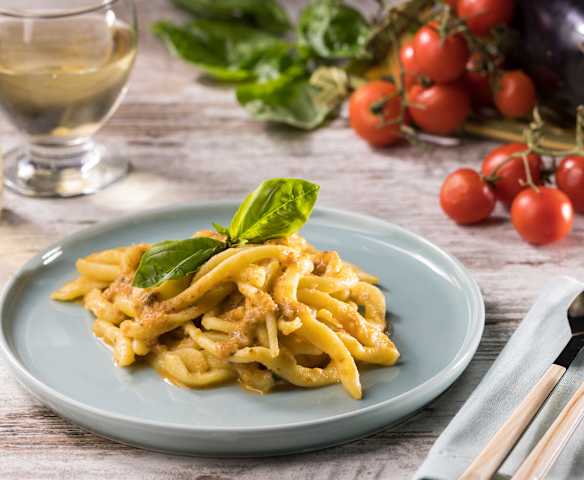 Maccheroni a fezze con pesto di melanzane