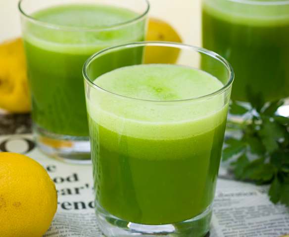 Bebida de limón y perejil