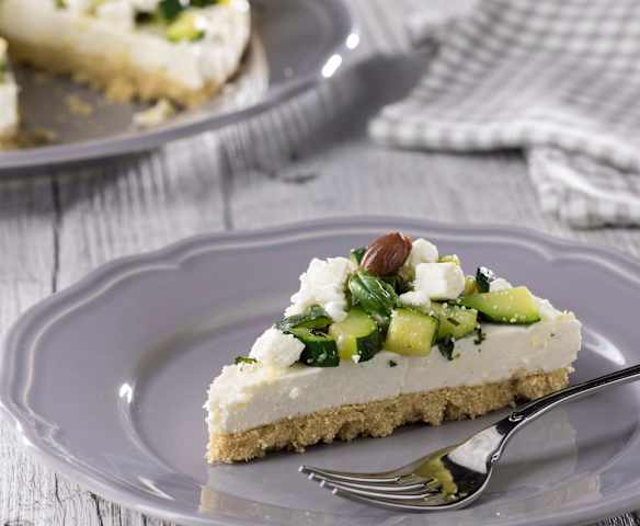 Cheesecake alla feta con zucchine e olive
