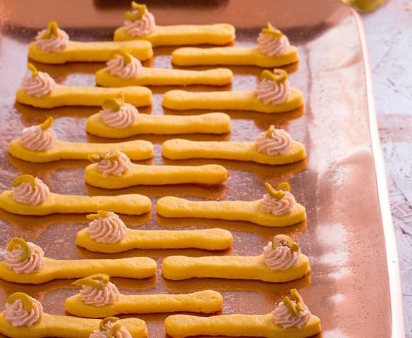 Cucchiaini di sfoglia con mousse al prosciutto cotto