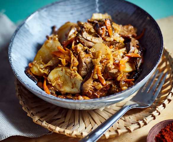 Klebreiskuchen mit Gemüse und Schweinefilet (猪肉炒年糕)